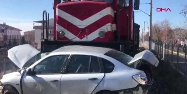 Ankara'da tren otomobile çarptı! Ölü ve yaralılar var