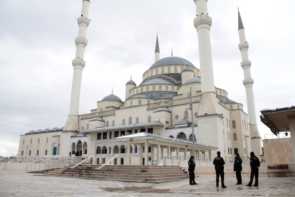 Ankara’da vatandaşlar uyarıları dikkate aldı, camiler boş kaldı 