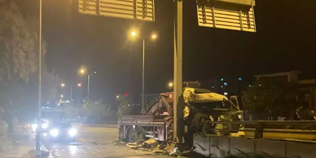 Ankara'da vinç yol tabelasına çarptı