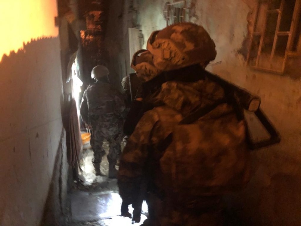 Ankara’da yabancı uyruklu uyuşturucu satıcılarına şafak operasyonu: 10 gözaltı 