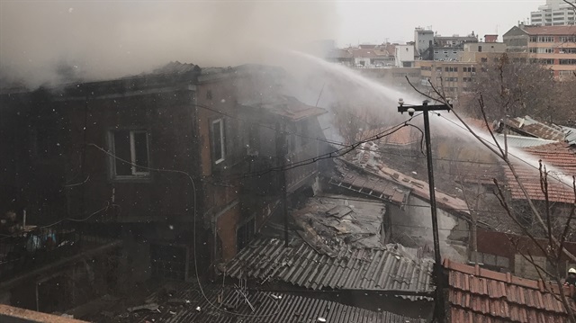 Ankara'da yangın: Üç katlı bina küle döndü