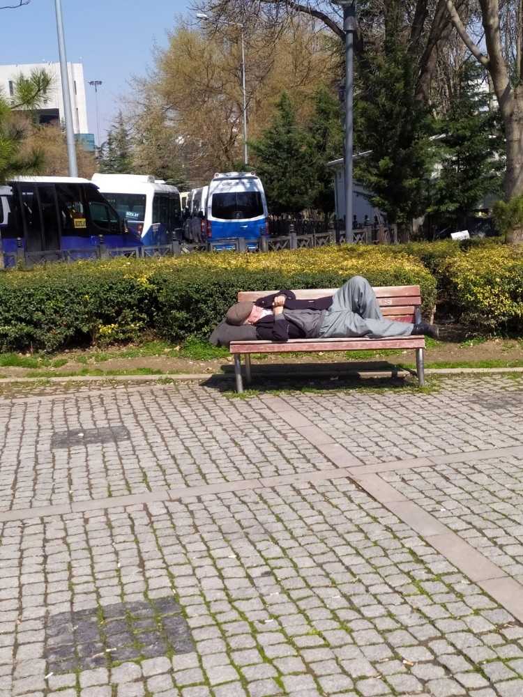 Ankara’da yasağa uymayan 65 yaş üstü vatandaşlar polis tarafından uyarıldı 