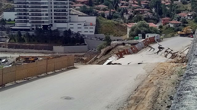 Ankara'da yol çöktü