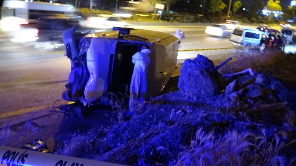 Ankara’da yol kenarında servis bekleyen fabrika işçisinin üzerine minibüs devrildi: 1 ölü 
