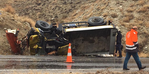 Ankara'da yol süpürme aracı devrildi: 1 ölü