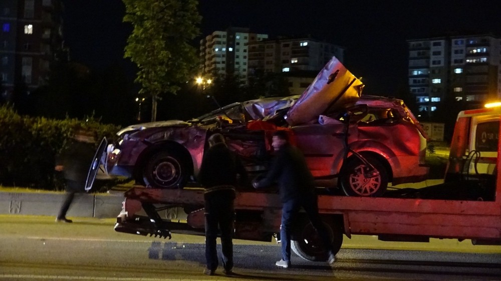 Ankara’da yol temizleme aracına çarpan otomobilin sürücüsü hayatını kaybetti 