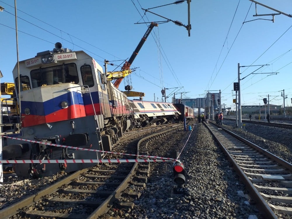 Ankara’da yolcu treni raydan çıktı 
