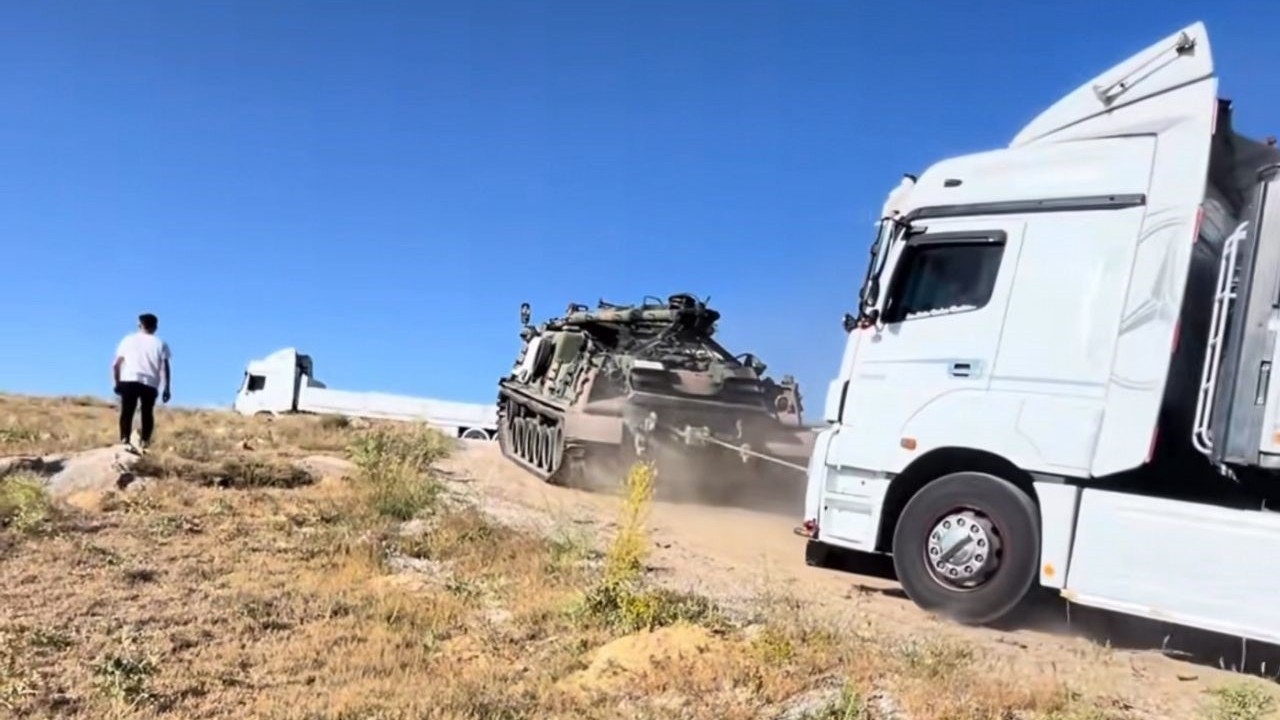 Ankara’da yolda kalan tırları TSK’ya ait zırhlı tank kurtarıcı çekti