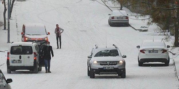 Ankara'da yollar buz pistine döndü!