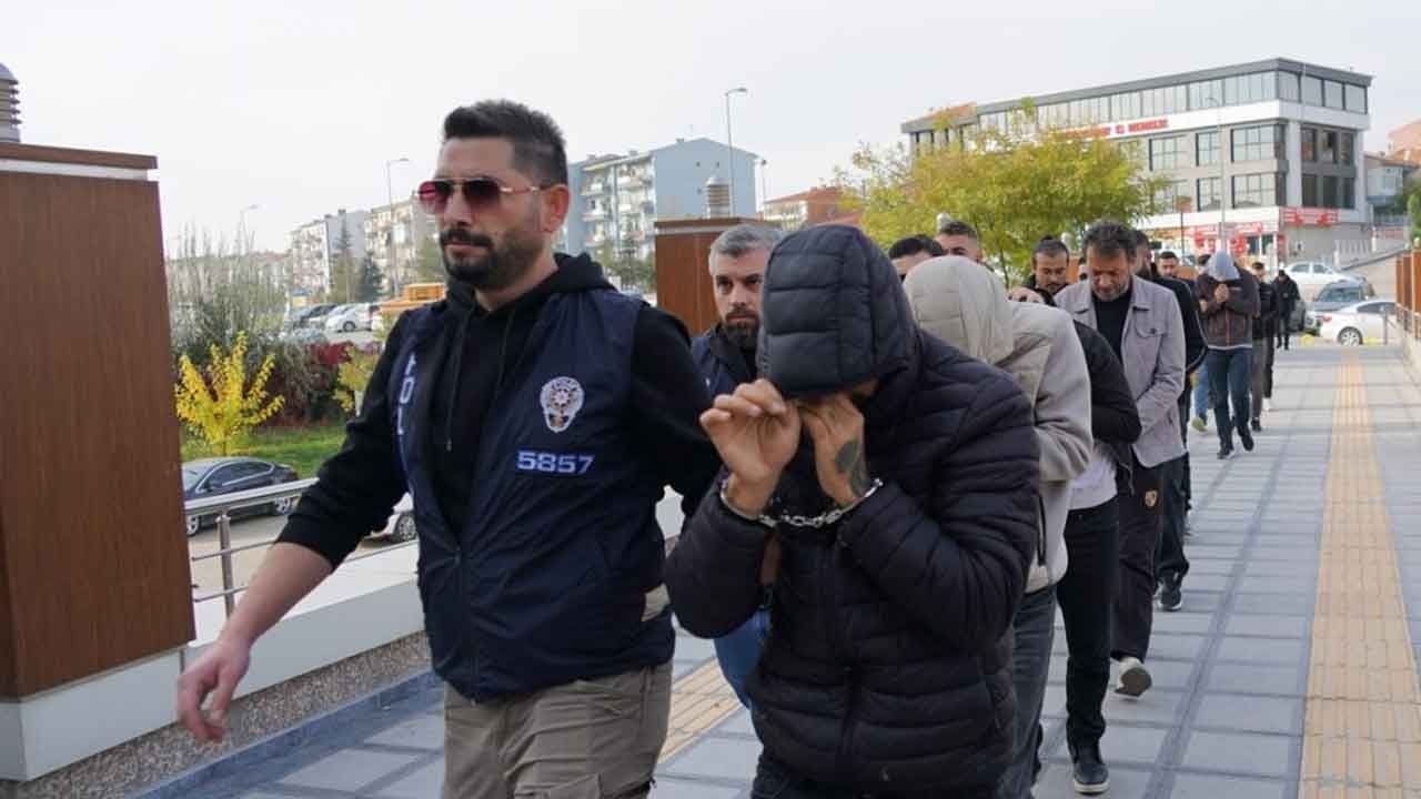 Ankara'da zehir tacirlerine darbe! Narkotik ekiplerinin dev operasyonunda tonlarca zehir ve pres makinesi ele geçirildi!