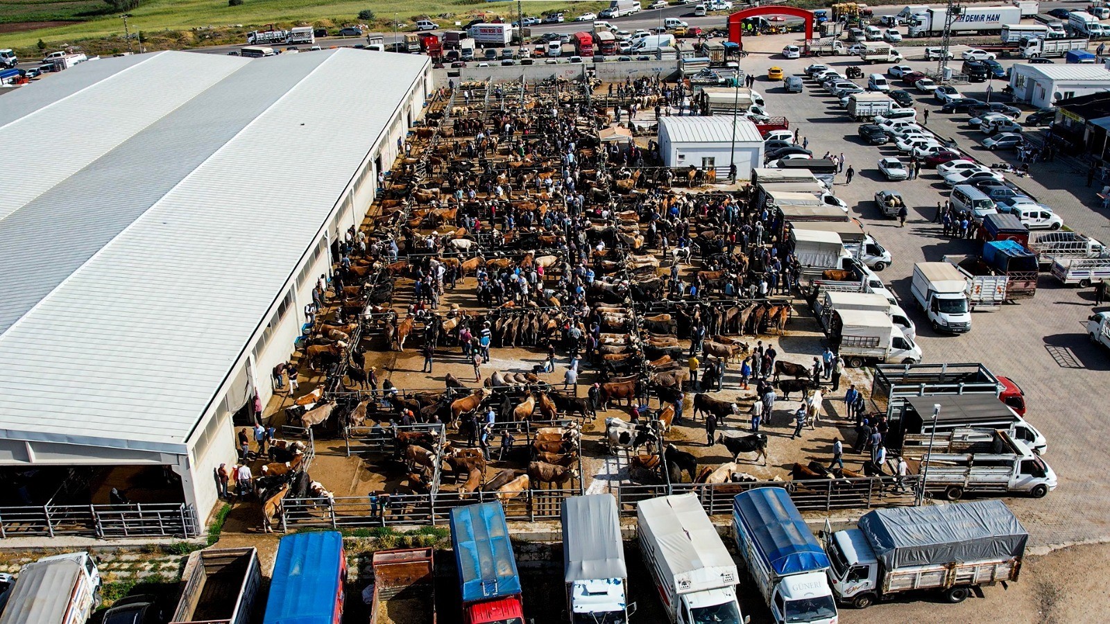 Ankara’daki kurban pazarı yoğunluğu havadan görüntülendi