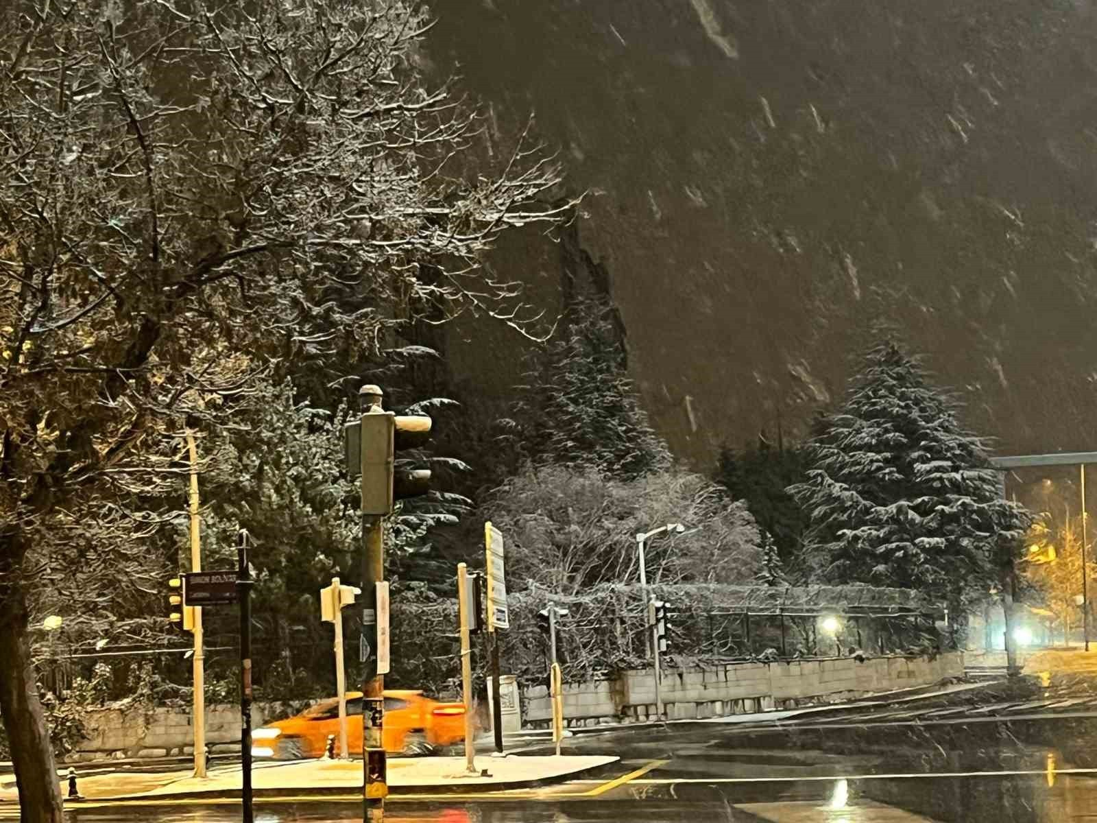 Ankara’ya Nisan ayında kar sürprizi