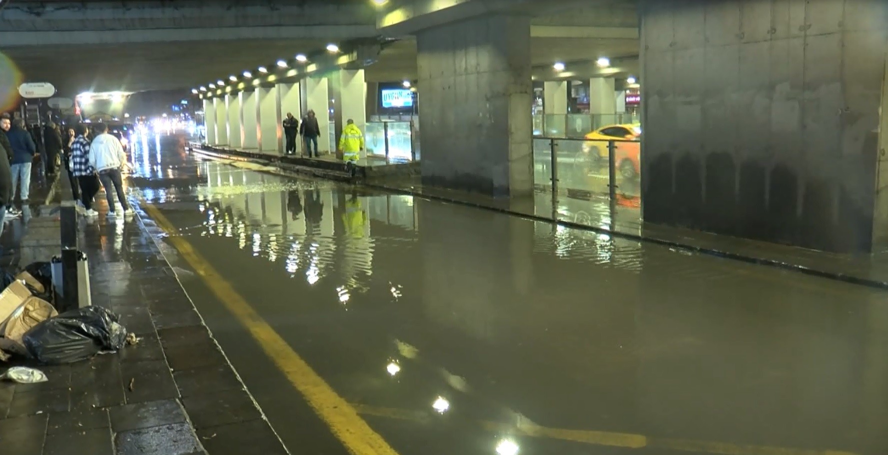 Ankara’yı sağanak vurdu, cadde ve sokaklar denize döndü