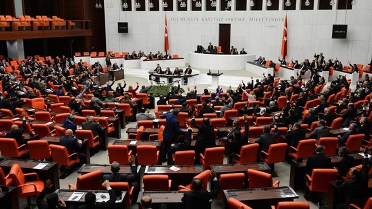 Ankara'yı sallayan istifalar! Siyasi deprem geliyor: Hangi partiler yıkılacak?