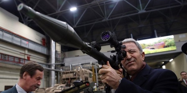 Anlamlı poz: Hulusi Akar, roketatarla poz verdi