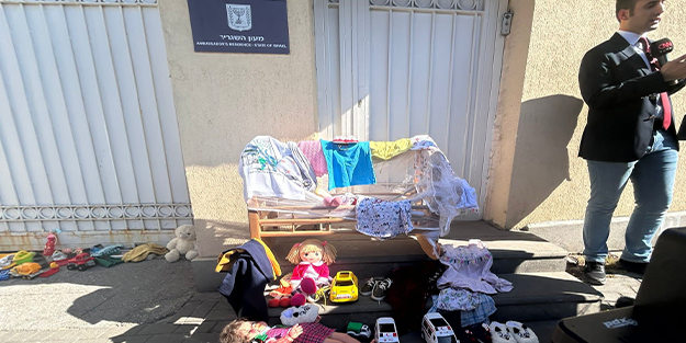 Anlamlı protesto... İsrail Büyükelçiliği önüne çocuk oyuncakları bırakıldı