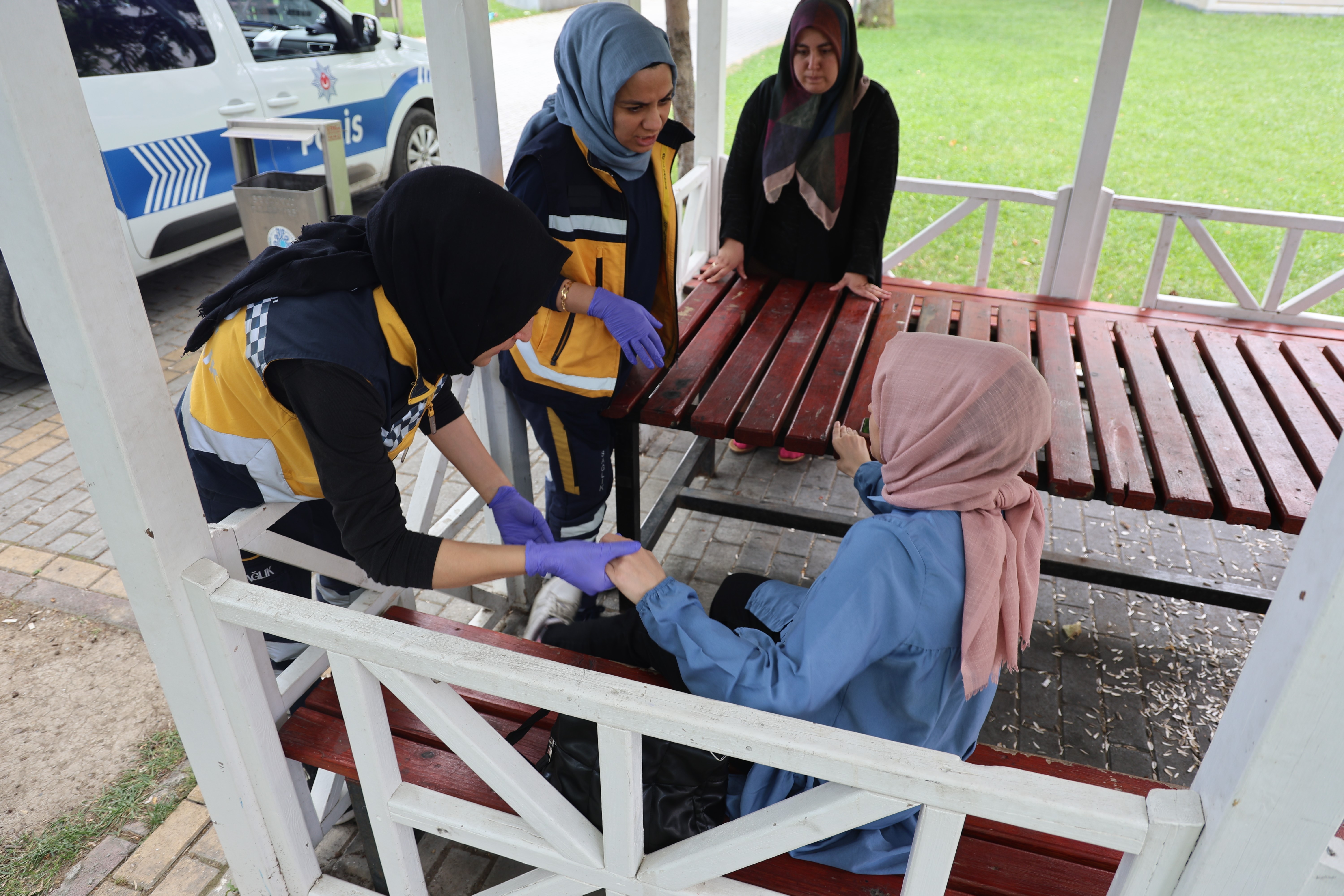 Anlaşıldı! Isırılmadan anlamayacaksınız! Parkta yürürken başıboş köpekler saldırdı