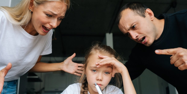 Anne babalar dikkat! Çocuklara yönelik bas bas bağıran ebeveynler: Onlara sandığınızdan fazla zarar veriyor...