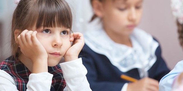 Anne babalar dikkat! İşitme kaybı çocukların konuşma ve beyin gelişimini olumsuz etkiliyor