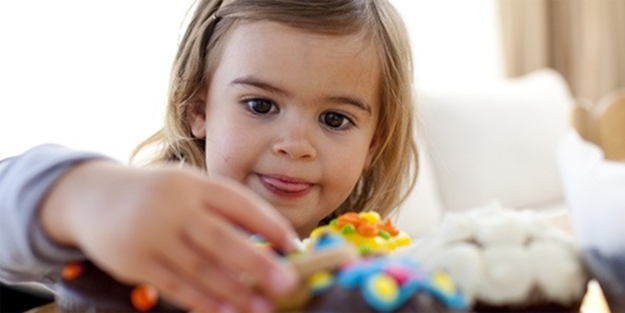 Anne-babalar dikkat! Şeker çocukların duygularıyla oynuyor