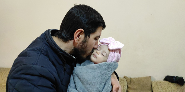 Anne babası enkazda ölen Fatma bebek amcasına teslim edildi