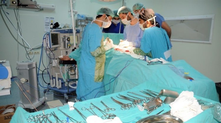 Anne karnındaki 320 gramlık bebeğe ameliyat