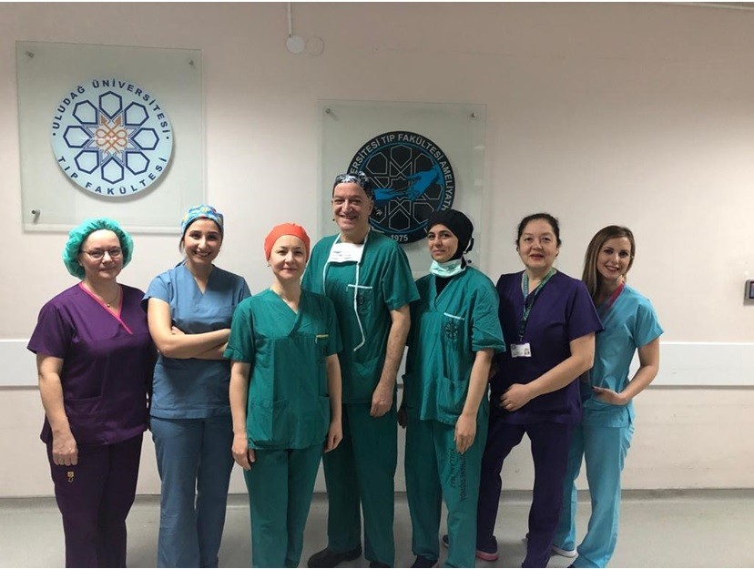 Anne karnından ayrılmadan ameliyat edilen bebek sağlığına kavuşturuldu 