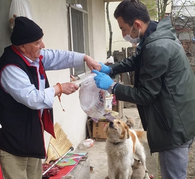 Anne köpeğe polis ekiplerinden yardım 