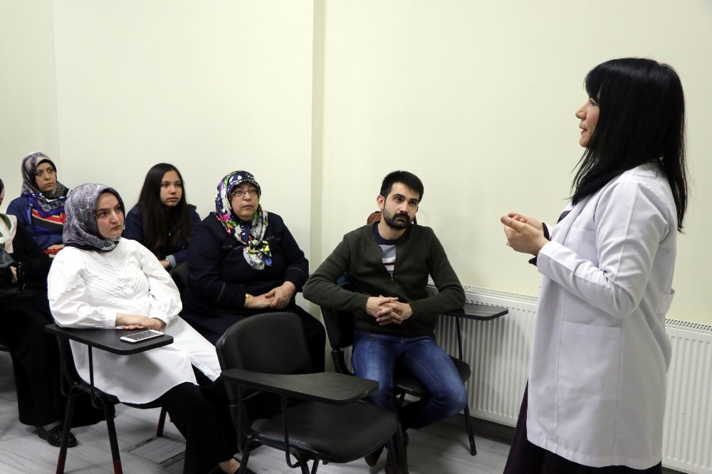 Anne, oğlu ve kızı ile Osmanlıca kursuna katılıyor 