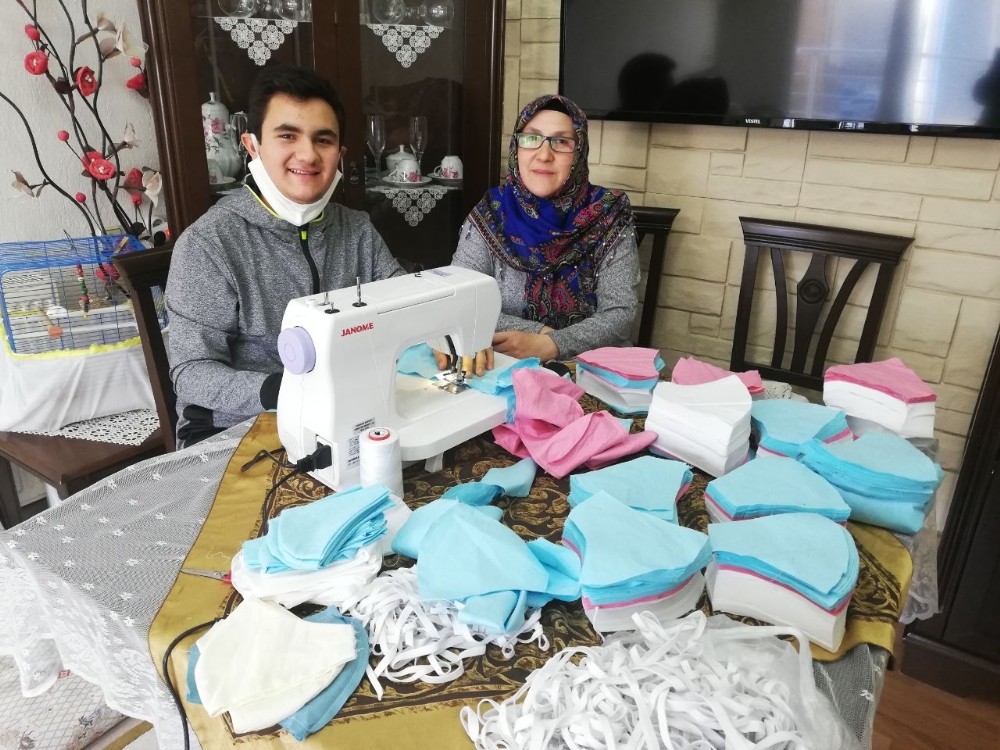 Anne oğul maske için makine başında 