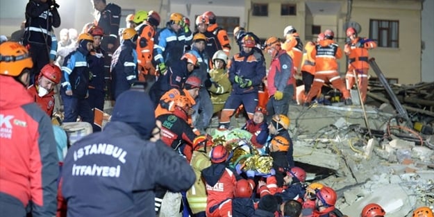 Anne şefkati! Enkaz altında 18 aylık bebeğini hayatta tutmak için bakın ne yapmış