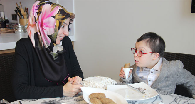 Anne sevgisiyle tüm engelleri aşıyor