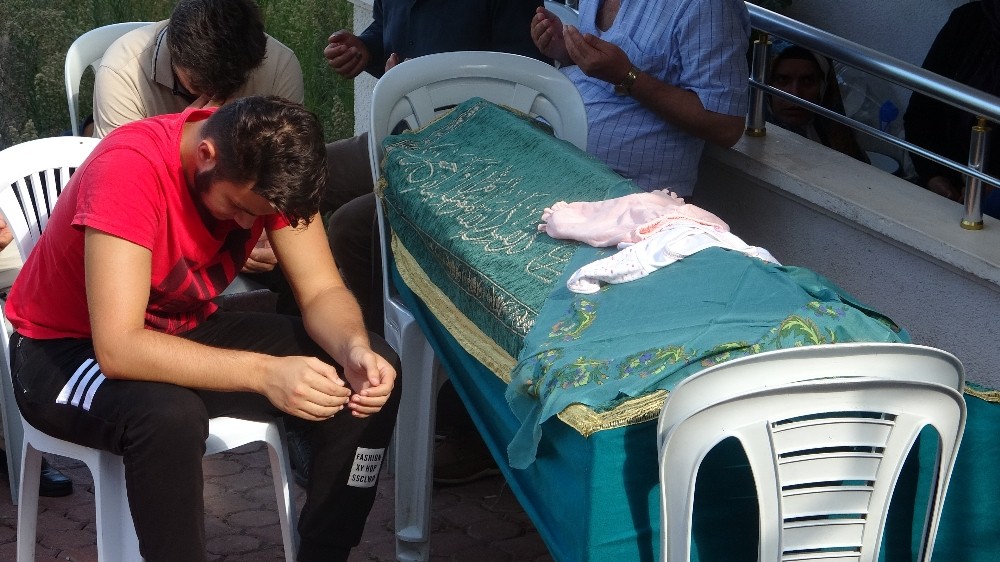 Anne ve 20 günlük bebeği aynı tabutta son yolculuğuna uğurlandı 