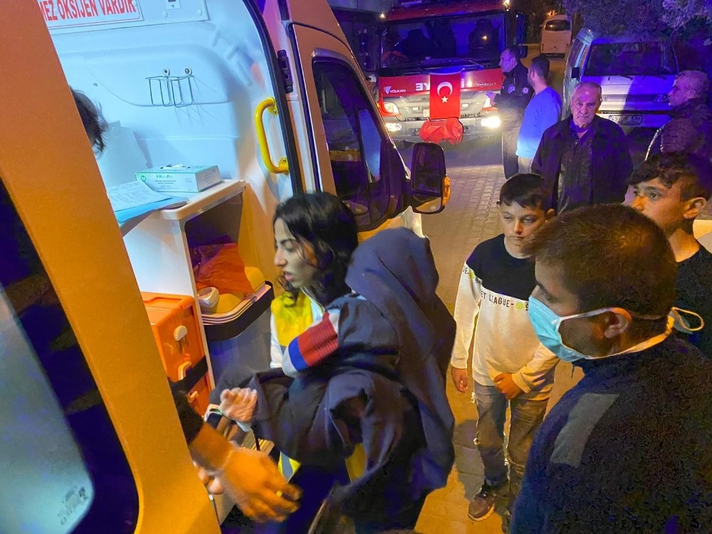 Anne ve 3 çocuğu yangında mahsur kaldı 