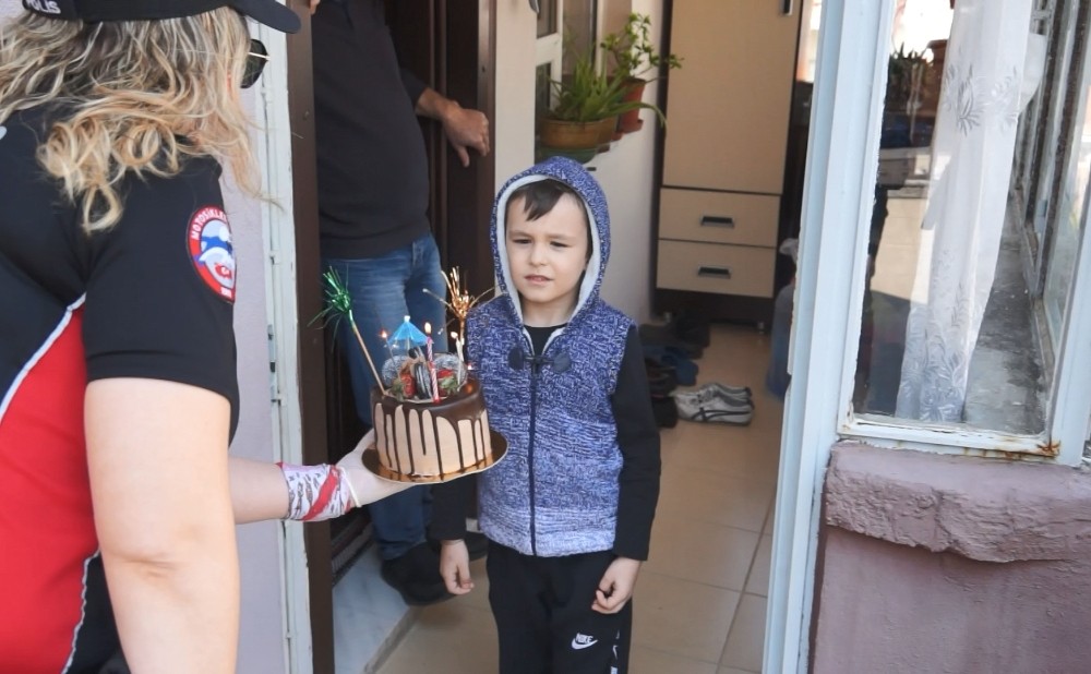 Anne ve babasını göremeyen çocuğa polisten sürpriz 