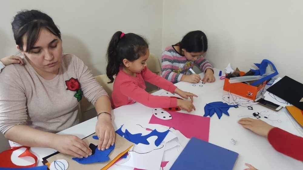 Anne ve çocuklardan keçe kuklalar 