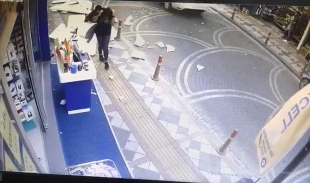 Anne ve kızının yaralanma anı güvenlik kamerasında 