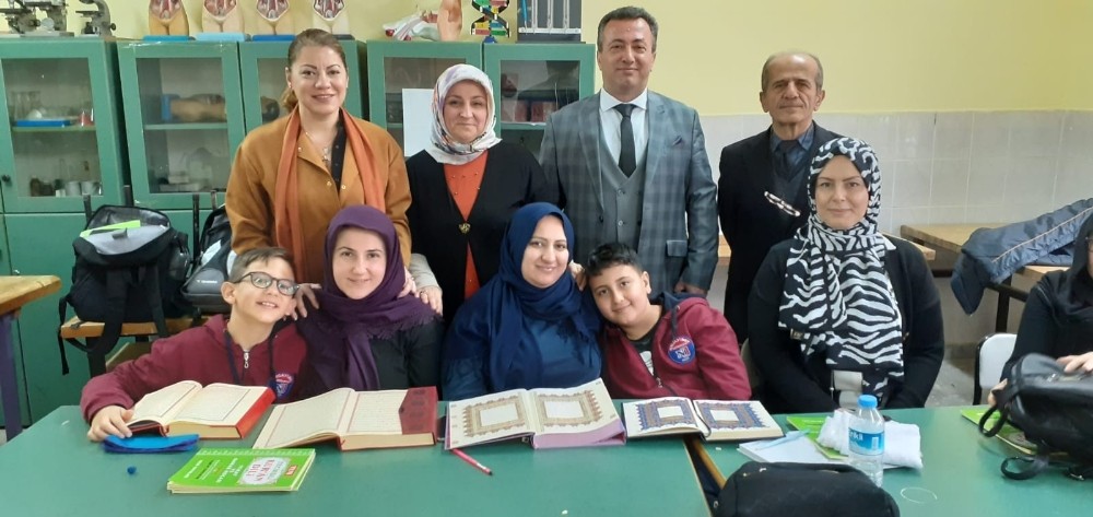 Anne ve oğul birlikte Kur’an-ı Kerim öğreniyor 