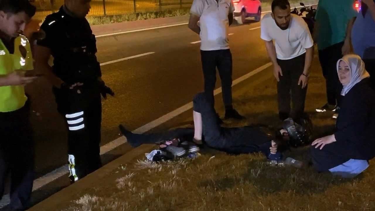 Anne, yaralı oğlunun elini tutarak moral verdi