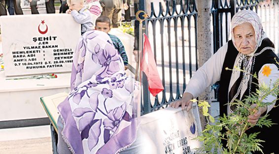 Anne ve babalar evlatlarına koştu