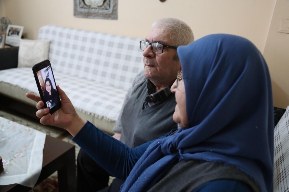 Anneanneden torununa uzaktan doğum günü sürprizi 
