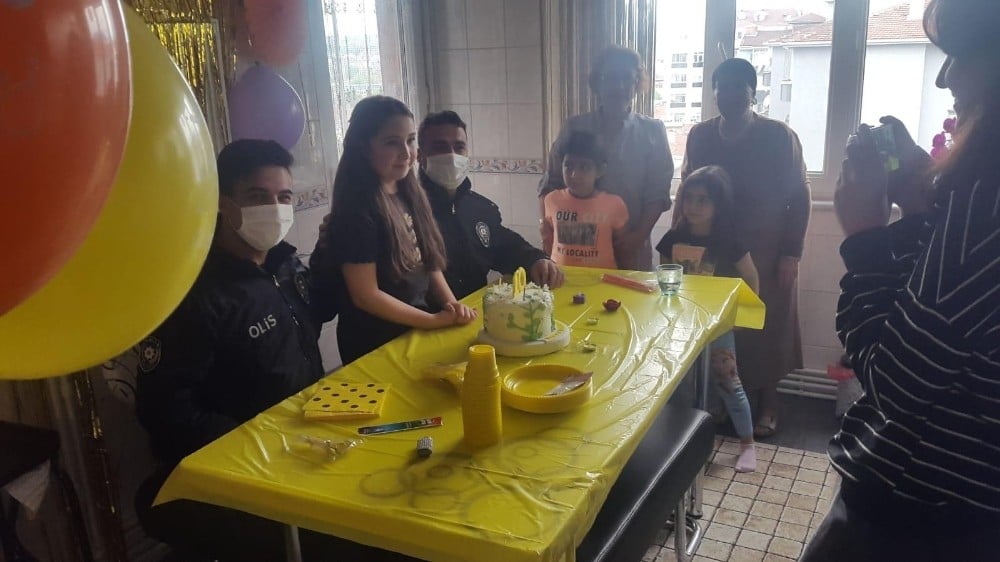 Anneannesi torunu için doğum günü pastası talep etti 