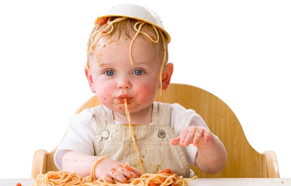 Anneler aman dikkat! Bırakın kendileri yemeklerini yesinler