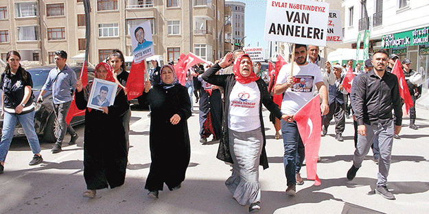 Anneler: Biz HDP’nin kapısını kapatıyoruz, CHP yeni kapı açıyor!