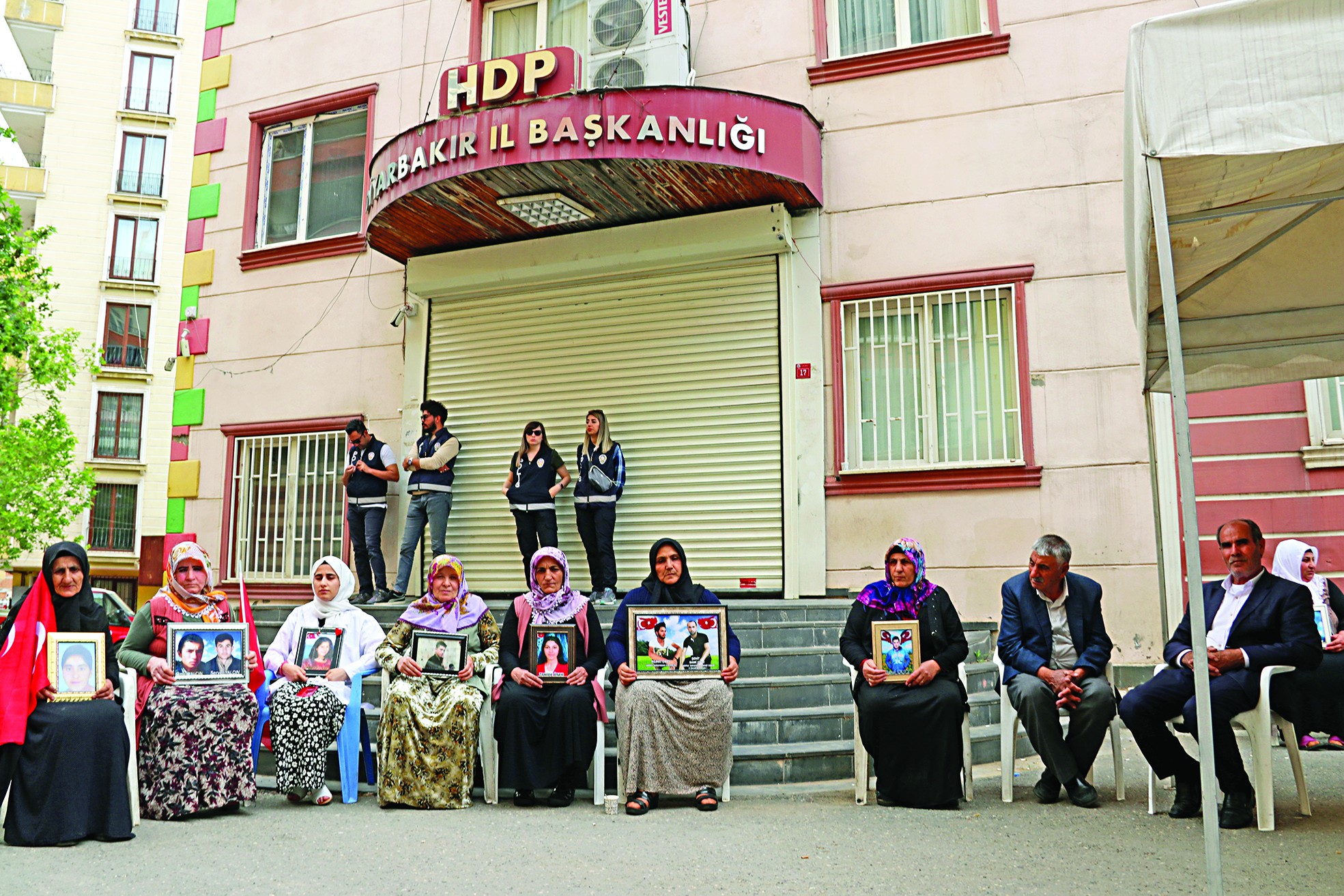 Anneler Diyarbakır’ın göbeğinde PKK’ya meydan okuyor