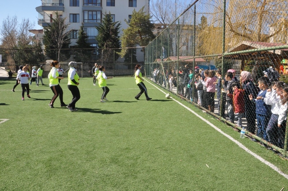 Anneler futbol oynadı, eş ve çocukları heyecan içinde izledi 