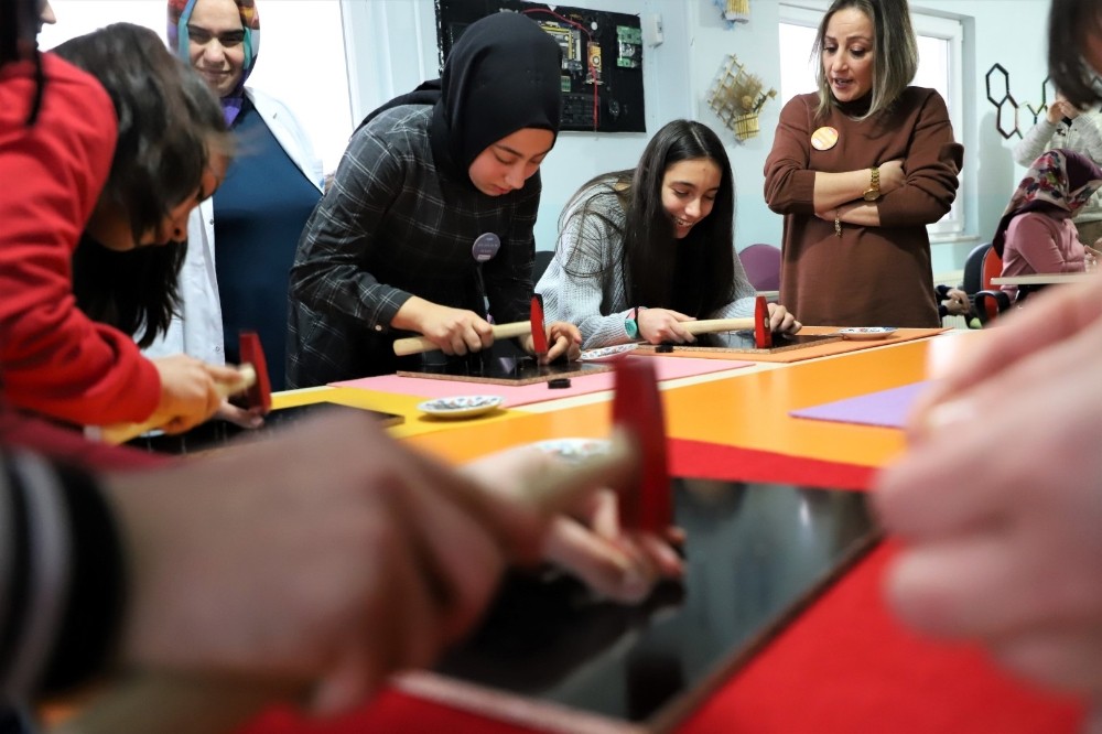 Anneler tecrübelerini çocuklarına aktarıyor 
