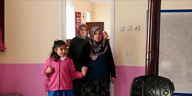 Anneler ve çocukları aynı okulda eğitim görüyor