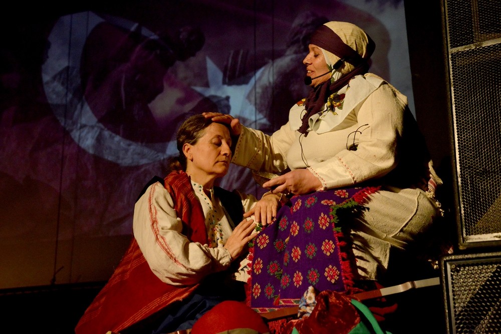 Anneler, ’Zafere Götüren Analar’ oyunu ile izleyici karşısına çıktı 