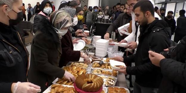 Annelerden ders çalışan öğrencilere sürpriz ikramlık